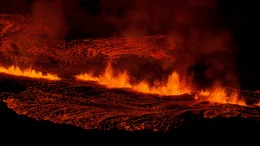 Величие природы: завораживающие кадры извержения вулкана в Исландии