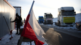 Европейское гостеприимство: фермеры в Польше высыпали на дорогу зерно из украинских грузовиков