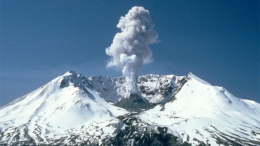 Выброс пепла высотой три километра зафиксировали на курильском вулкане Эбеко