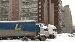 Россияне начали жаловаться на парковки фур во дворах