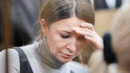 «Дети болеют, муж не спит»: Блиновская расплакалась и умоляла суд отпустить ее домой