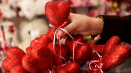 Цены приятно удивляют: во сколько в России обойдутся подарки ко Дню святого Валентина