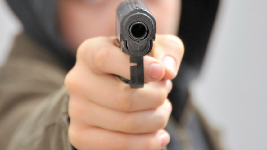 С гранатами и пистолетом: в Хабаровске вооруженный мужчина ограбил банк
