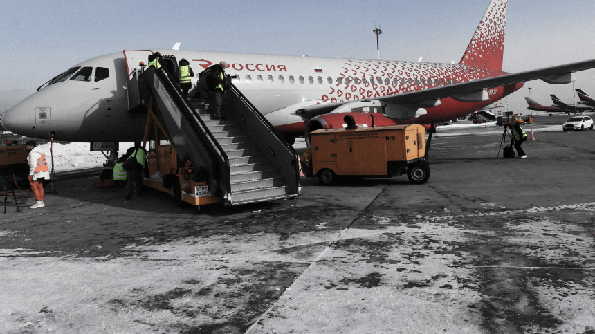 Самолет Sukhoi Superjet с отказавшим двигателем сел в Шереметьево
