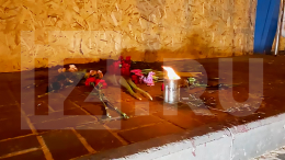 Жители Белгорода несут цветы к стихийному мемориалу в память о жертвах теракта ВСУ