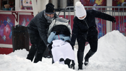 Один большой сугроб: последствия мощнейшей снежной бури в Москве
