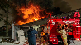 Крупный пожар вспыхнул в промышленном здании в Ижевске