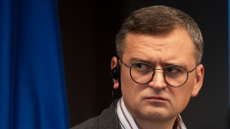 Глава МИД Украины Кулеба затянулся сигарой в прямом эфире телемарафона