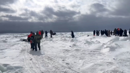 На Сахалине спасатели эвакуировали более 80 рыбаков с отколовшейся льдины