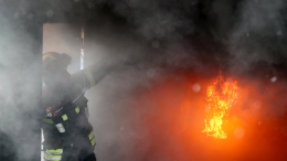 Человек погиб при крупном пожаре в квартире на юге Москвы