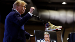 «Давно хотел это сделать»: Дональд Трамп запустил бренд золотых кроссовок