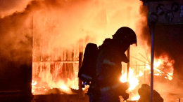 Пожар на площади 400 «квадратов» вспыхнул на территории отеля в Казани