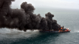 СМИ заявили о затонувшем в Аденском заливе судне, атакованном хуситами