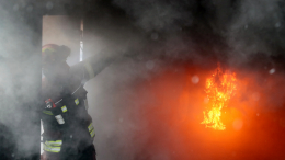Крупный пожар вспыхнул на складе строймаркета в Приморье