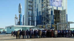 Космическим туристам впервые показали установку ракеты на космодроме «Восточный»