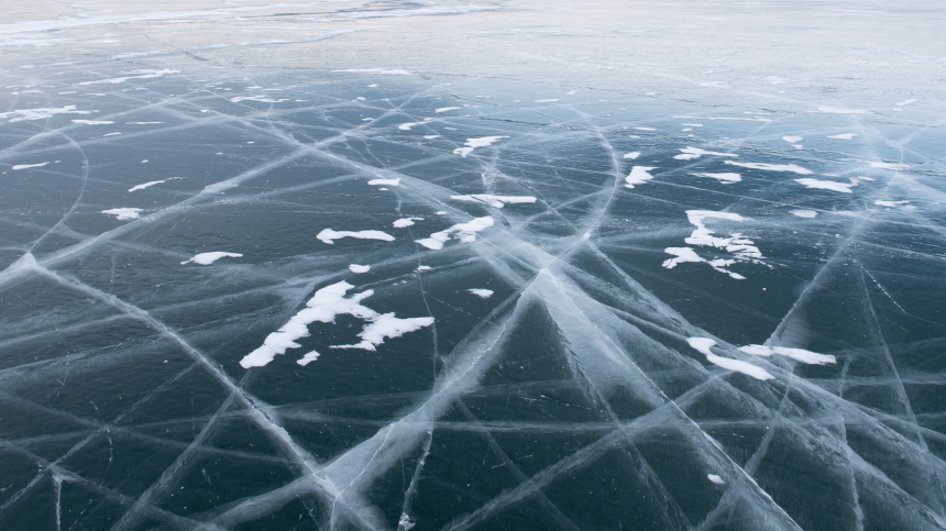 «Ну что, прокатимся?» — дрифт экс-мэра Иркутска по льду Байкала проверяют правоохранители