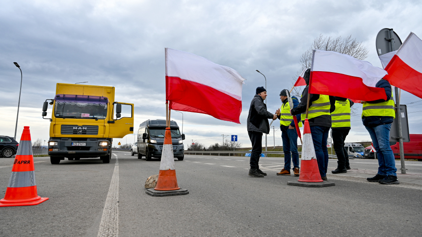 Польша обсуждает с Украиной временное закрытие границы для торговли