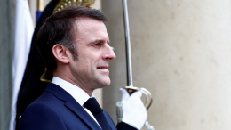 «Клоун и проходимец»: как Макрон умудрился стать худшим президентом в истории Франции