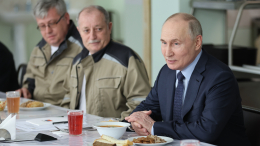 «Смотря, что закусывать»: Путин ответил, что любит больше — помидоры или огурцы