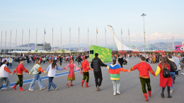 Навстречу друг другу: участники Всемирного фестиваля молодежи обменялись флагами
