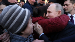 Жительницы Ставрополя расцеловали Путина во время встречи