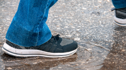 Температура, грибок и инфекции: чем опасна мокрая обувь и как спасти здоровье
