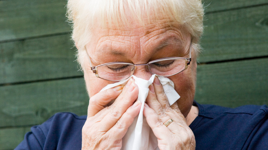 «Под большим давлением»: почему нельзя прикрывать нос при чихании