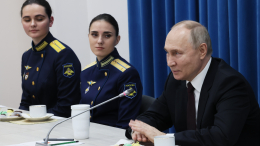 Служат достойно: Путин рассказал о самоотверженности женщин в зоне спецоперации