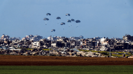 Пять жителей сектора Газа погибли при сбросе с воздуха коробок с гумпомощью