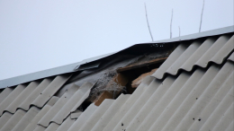 Обломок сбитого украинского беспилотника повредил крышу поликлиники в Курске