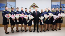 Самые-самые: о чем Путин общался с выпускницами военного авиационного училища