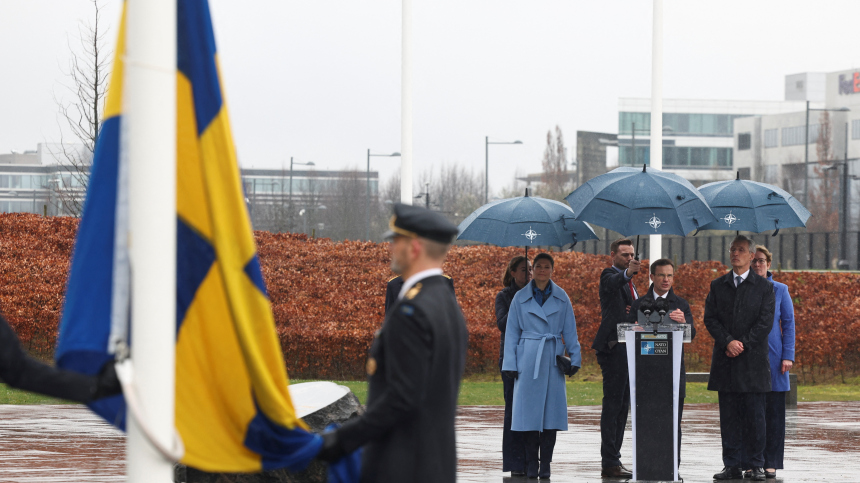 «Швеция вернулась домой»: флаг 32-го члена НАТО поднят в штаб-квартире в Брюсселе