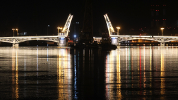 В Петербурге начался сезон технических разводок мостов через Неву