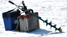 Четыре рыбака застряли на дрейфующей льдине на Сахалине