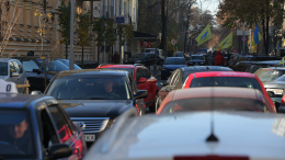 Украинцы начали массово переписывать на жен свои автомобили