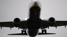 Разваливаясь на лету: в США Boeing 737 приземлился без части внешней обшивки