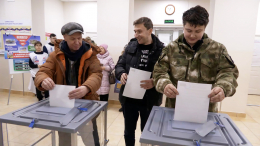 Александр Ф. Скляр и Сергей Карякин проголосовали на избирательном участке в ДНР