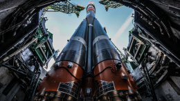 К старту готовы: на Байконуре устанавливают ракету с кораблем «Союз МС-25»