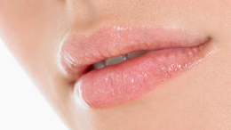 Фейсбилдинг или лазер: как сделать пухлые губы без уколов и операций