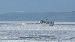 Судно с пассажирами столкнулось со льдиной на Сахалине