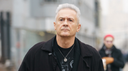 Олег Меньшиков появился на публике с молодой супругой