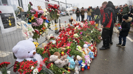 «Хочется почувствовать единство»: убитая горем Ида Галич посетила стихийный мемориал у «Крокуса»