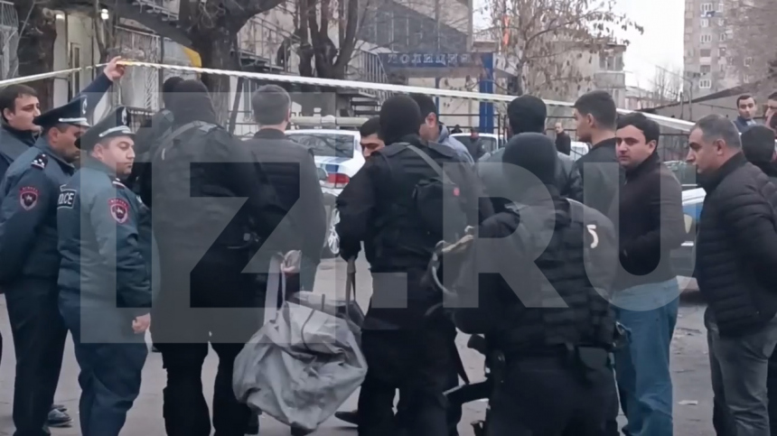 Спецназ обезвредил напавшего на отделение полиции мужчину в Ереване