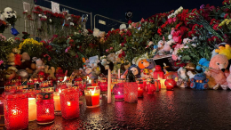 Группа «Пикник» возложила цветы в память о погибших в «Крокусе»