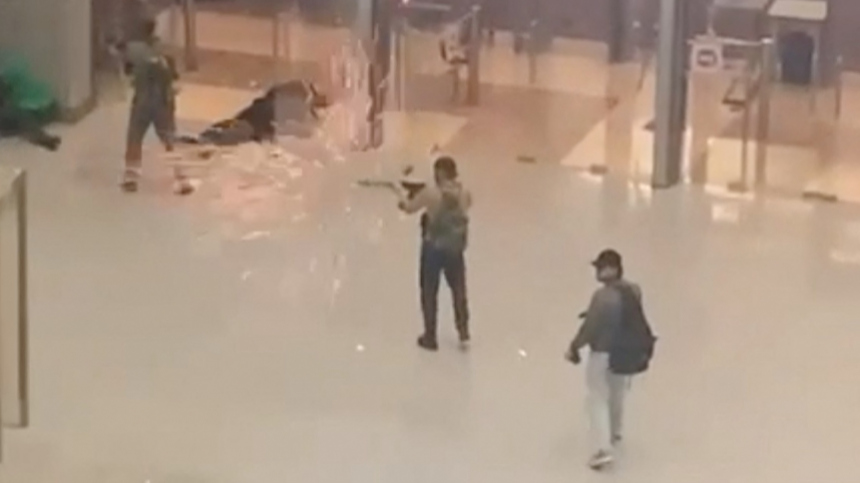 Спасайся, кто может: очевидец опубликовал кадры вторжения террористов в «Крокус Сити Холл» (18+)