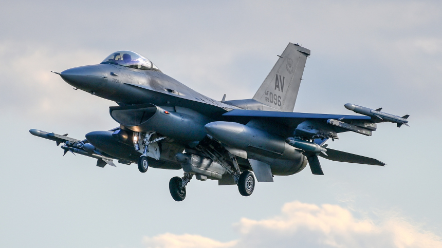 «Предупреждение для НАТО»: Британия об уничтожении Россией истребителей F-16