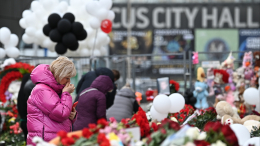 Общее горе: люди приносят игрушки и цветы к мемориалу у «Крокуса»