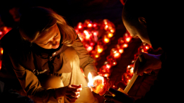 Это невозможно забыть: в мире почтили память жертв теракта в «Крокусе»