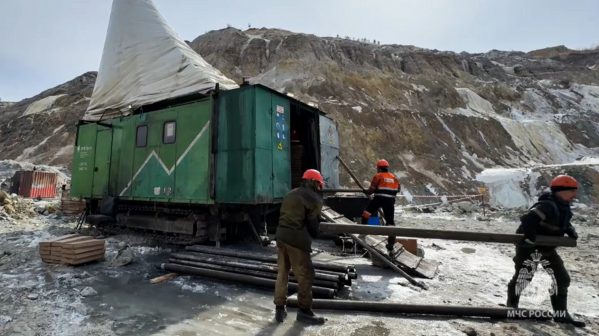 Спасатели начали бурение трех новых разведочных скважин на руднике «Пионер»