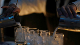 Продажу алкоголя в кафе и барах после 22:00 хотят запретить в одном регионе России